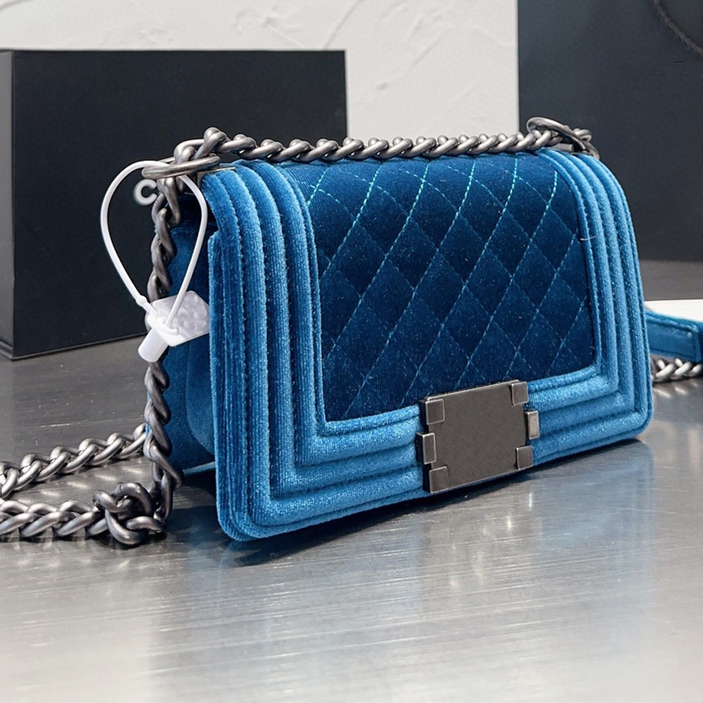 Shoulder Bags Channel Boy designer Handbag Sling Side Bag Calfskin Silver Gold-Tone Metal Adjustable Chain Purse Lock Gabrielle Quilted For Women, 20cm
Shoulder Bags Channel Boy designer Handbag Sling Side Bag Calfskin Silver Gold-Tone Metal Adjustable Chain Purse Lock Gabrielle Quilted For Women, 20cm