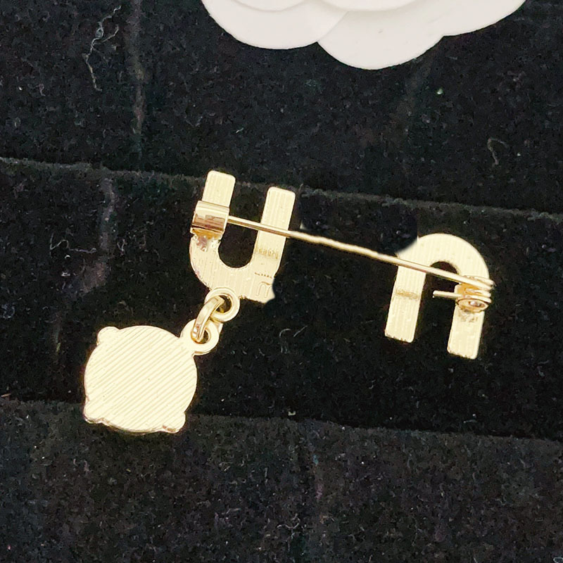 Designer Love Pearl Brooch Luxury Women's Street Monogram Brooch Brand Vintage Style Pins Romantic Couple Gift Jewelry Logo Brooch 18k Gold-plated Ornament
Designer Love Pearl Brooch Luxury Women's Street Monogram Brooch Brand Vintage Style Pins Romantic Couple Gift Jewelry Logo Brooch 18k Gold-plated Ornament