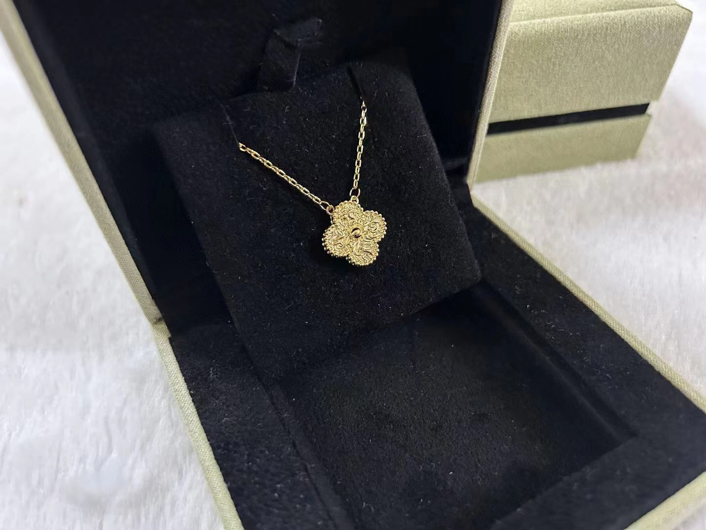 Luxury VAN brand Designer pendant Necklaces 18K Gold cross chain clover 15MM 4 Leaf Flower choker necklace Party Jewelry
Luxury VAN brand Designer pendant Necklaces 18K Gold cross chain clover 15MM 4 Leaf Flower choker necklace Party Jewelry