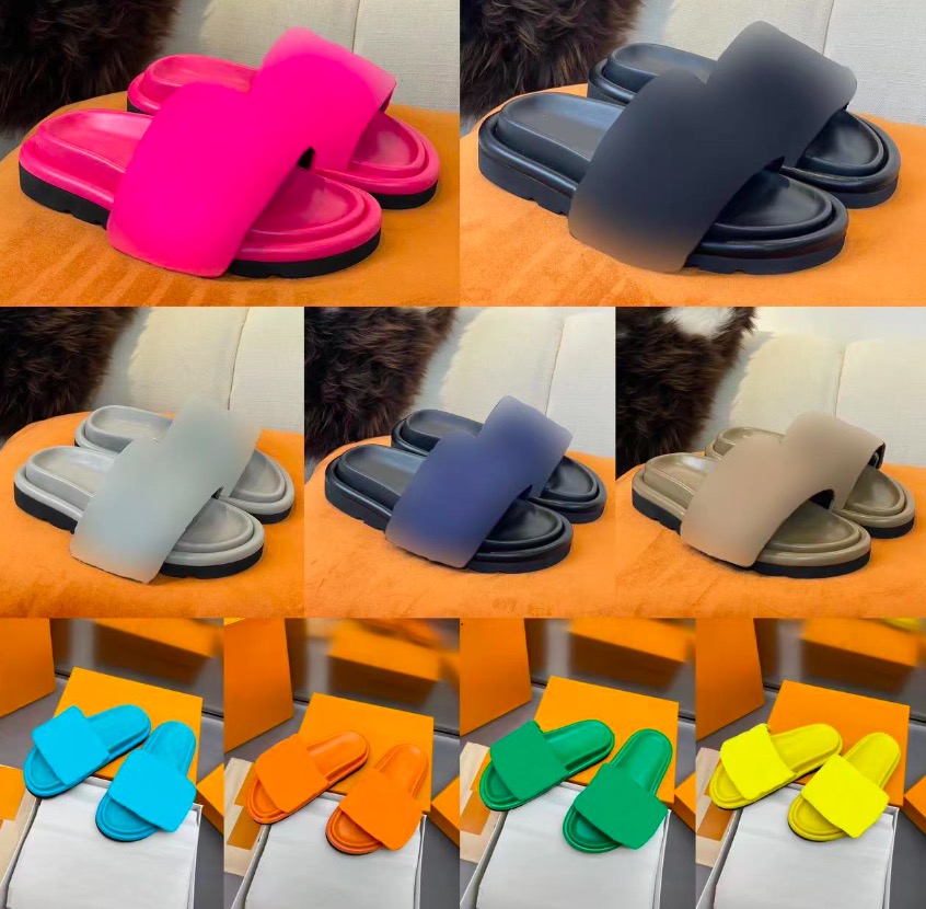 Designers Slippers Slides Pool Pillow Mules Women Embossing Sandals Sunset Flat Comfort Mules Padded Front Strap Slippers Fashionable Mules Slides with box
Designers Slippers Slides Pool Pillow Mules Women Embossing Sandals Sunset Flat Comfort Mules Padded Front Strap Slippers Fashionable Mules Slides with box
