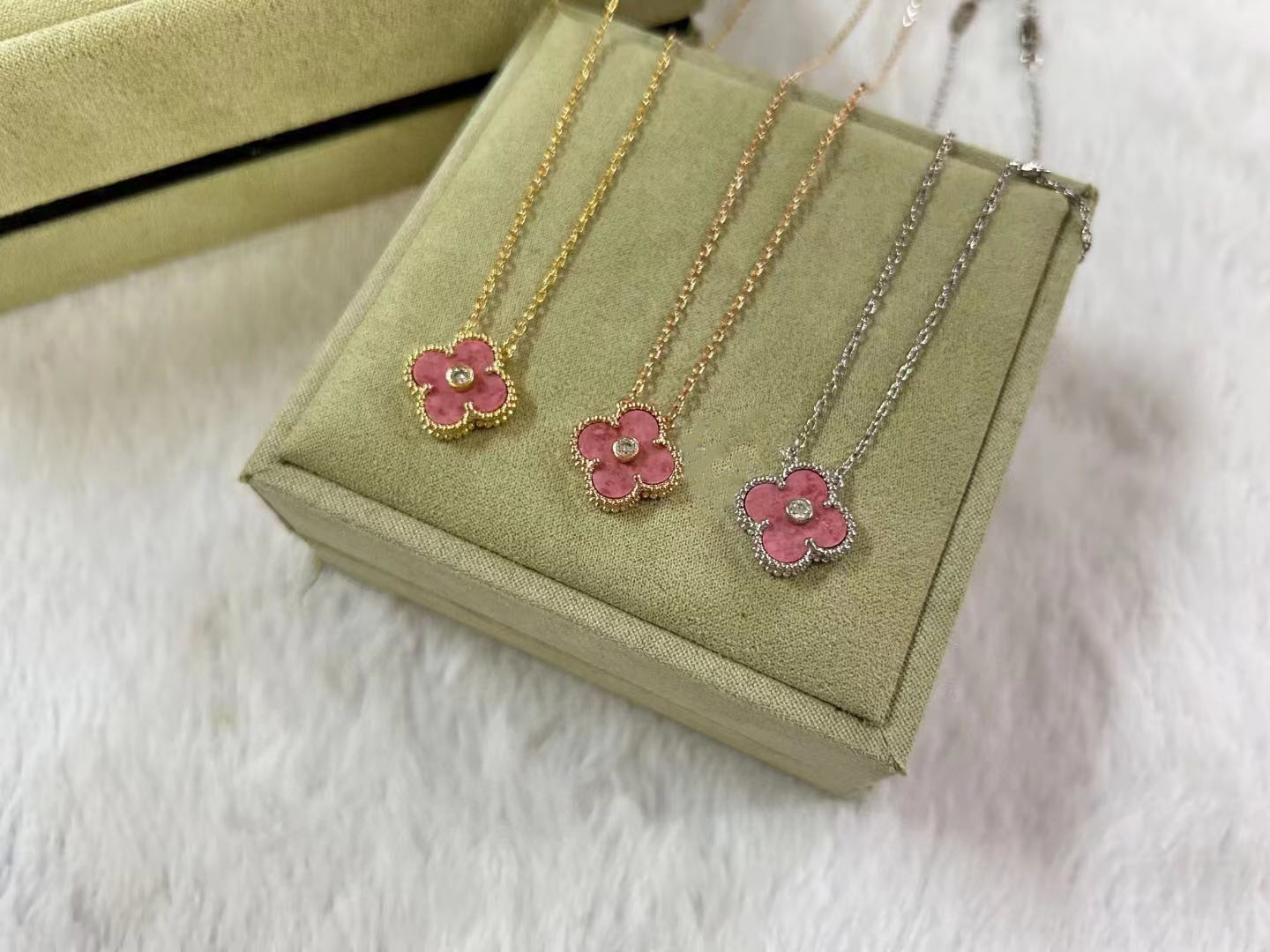 Luxury VAN brand Designer pendant Necklaces 18K Gold cross chain rose pink clover 15MM 4 Leaf Flower choker necklace A Jewelry
Luxury VAN brand Designer pendant Necklaces 18K Gold cross chain rose pink clover 15MM 4 Leaf Flower choker necklace A Jewelry