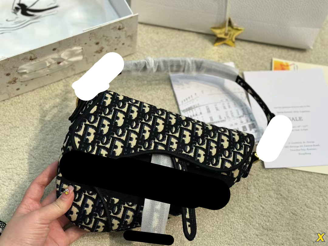 2021 Women's handbag shoulder bag High quality embroidery Fashion women's cross shoulder letter design Simple latest style, with box, Gift bag
2021 Women's handbag shoulder bag High quality embroidery Fashion women's cross shoulder letter design Simple latest style, with box, Gift bag