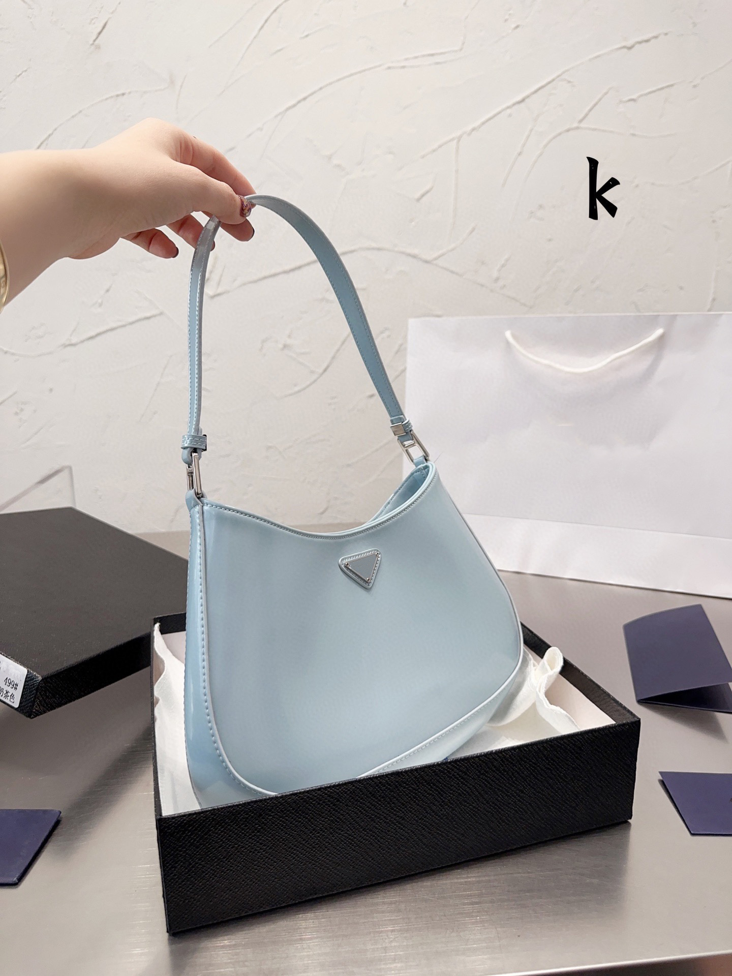 Premium Leather Ladies handbag with one shoulder casual formal armpit straddle classic fashion with box size 27-16cm 541136
Premium Leather Ladies handbag with one shoulder casual formal armpit straddle classic fashion with box size 27-16cm 541136