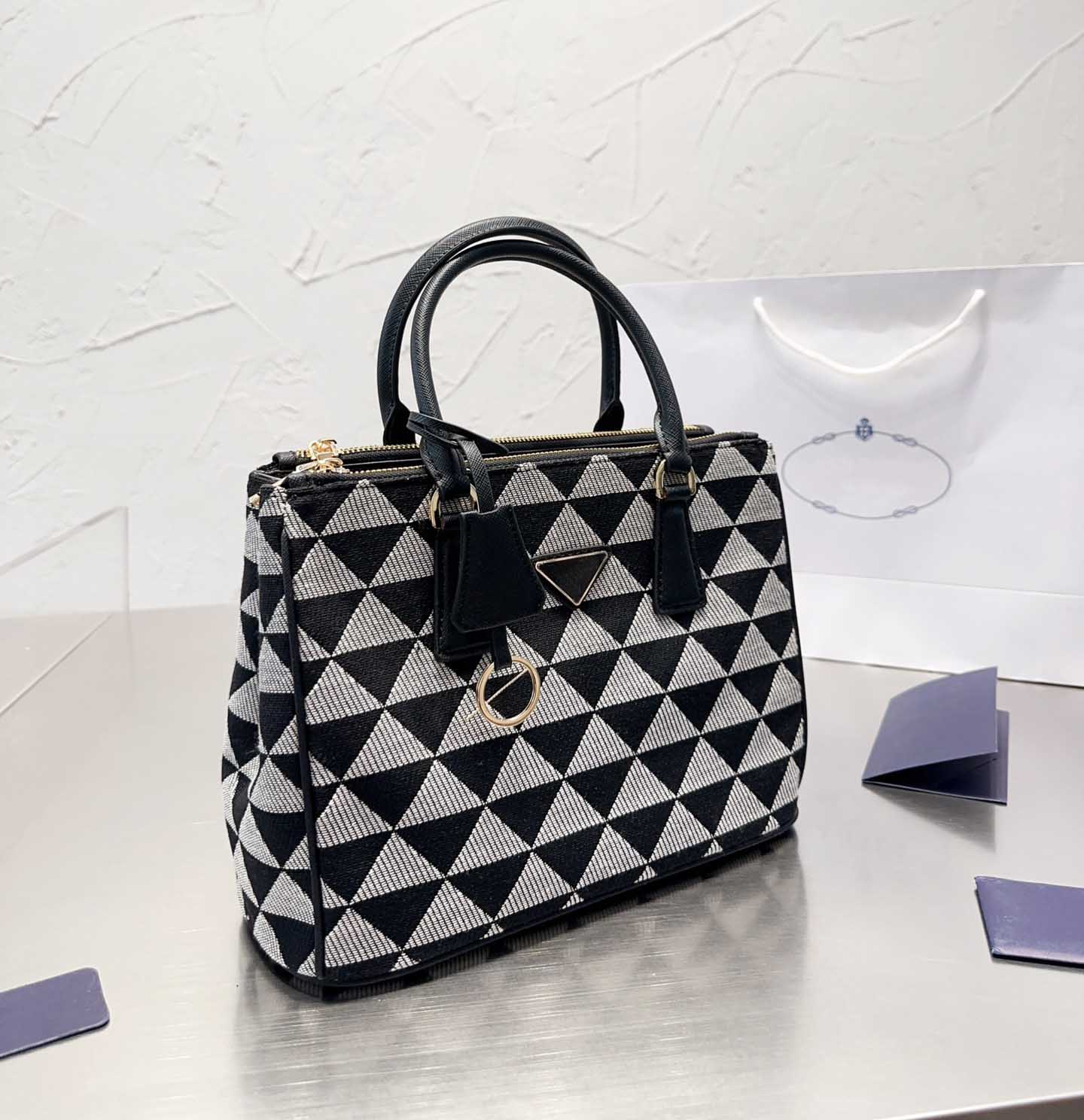 Galleria Luxurys Designer Bag Ladies Handbag Leather fabric triangle pattern Women Totes Crossbody Tote Top Quality Newest Symbole, Black
Galleria Luxurys Designer Bag Ladies Handbag Leather fabric triangle pattern Women Totes Crossbody Tote Top Quality Newest Symbole, Black