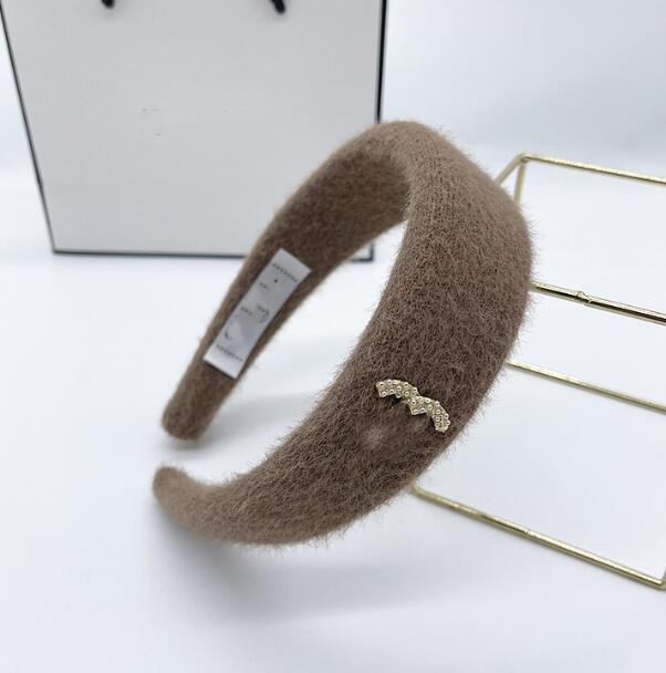 Designer Letters Printed PU Leather Headband for Women Small Sweet Wind Wide Edge Bowknot Diamond Hair Hoop Outdoor Sports Headwrap Head Accessories
Designer Letters Printed PU Leather Headband for Women Small Sweet Wind Wide Edge Bowknot Diamond Hair Hoop Outdoor Sports Headwrap Head Accessories