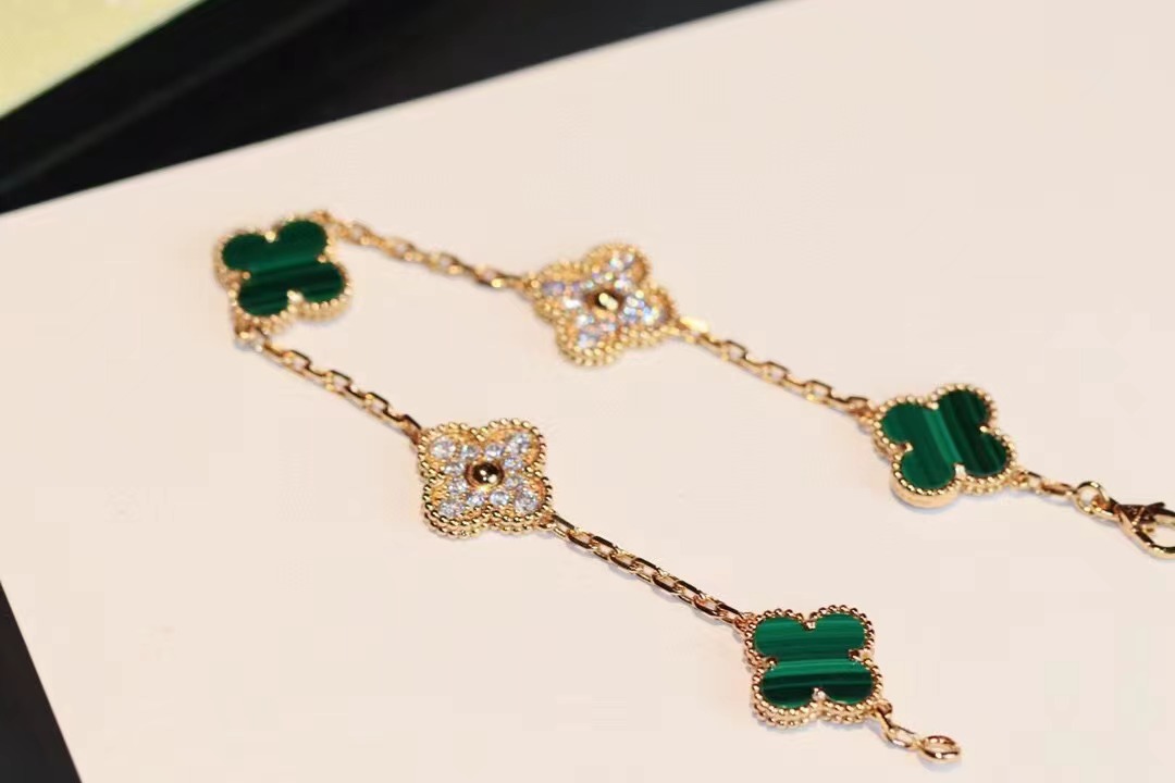 Luxury V Brand Clover Designer Charm Bracelet Green Diamond Stone Gold Laser Sweet Flower 15mm 4 Leaf Love Bracelets Party Jewelry Gift
Luxury V Brand Clover Designer Charm Bracelet Green Diamond Stone Gold Laser Sweet Flower 15mm 4 Leaf Love Bracelets Party Jewelry Gift