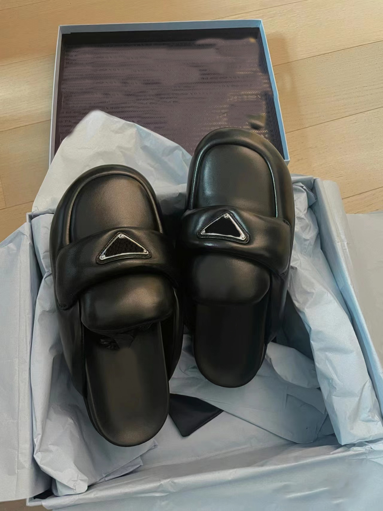 Designer Soft Padded Nappa Mulers Half Slippers Slides Leather Sabots Break Pump Luxury Loafers Loafer Enameled Metal Triangle Rubber sole Fashion, Color3
Designer Soft Padded Nappa Mulers Half Slippers Slides Leather Sabots Break Pump Luxury Loafers Loafer Enameled Metal Triangle Rubber sole Fashion, Color3