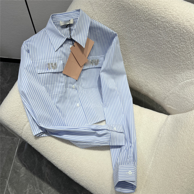 23SS Cotton Women Designer Blouses Shirts Tops Designer Crop Top With Letter Beads Runway High End Luxury Brand Designer Dress Female Long Sleeve Lapel Neck Clothing, Customize
23SS Cotton Women Designer Blouses Shirts Tops Designer Crop Top With Letter Beads Runway High End Luxury Brand Designer Dress Female Long Sleeve Lapel Neck Clothing, Customize