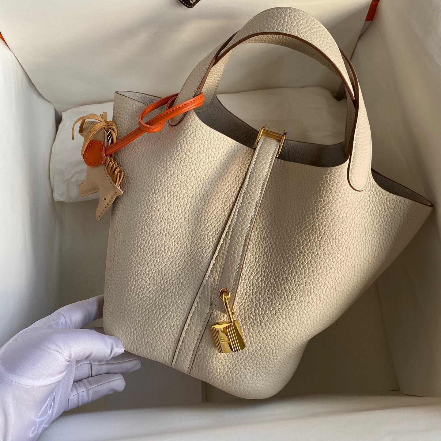 Designer Original Herms 2023 new vegetable basket bag leather bucket lychee pattern head layer commuter versatile high-class hand, Elephant grey 18cm (gold buckle)
Designer Original Herms 2023 new vegetable basket bag leather bucket lychee pattern head layer commuter versatile high-class hand, Elephant grey 18cm (gold buckle)
