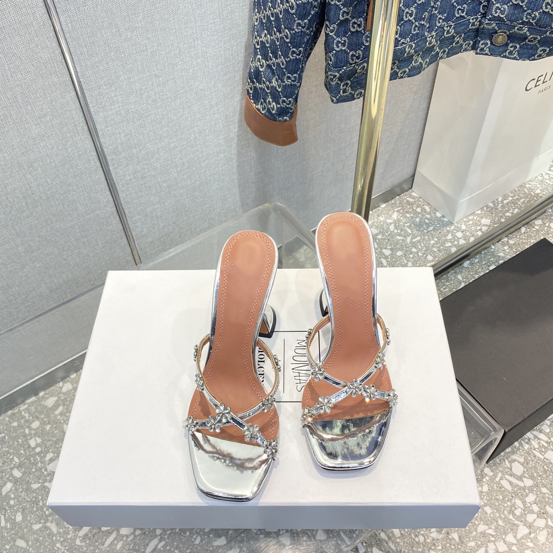 Amina muaddi slippers woman Shoes Sandal Designer Sandals heels Luxurious Slides women wedges heels height flower diamond patten cross chain leather sole with box, Silver cross chain
Amina muaddi slippers woman Shoes Sandal Designer Sandals heels Luxurious Slides women wedges heels height flower diamond patten cross chain leather sole with box, Silver cross chain