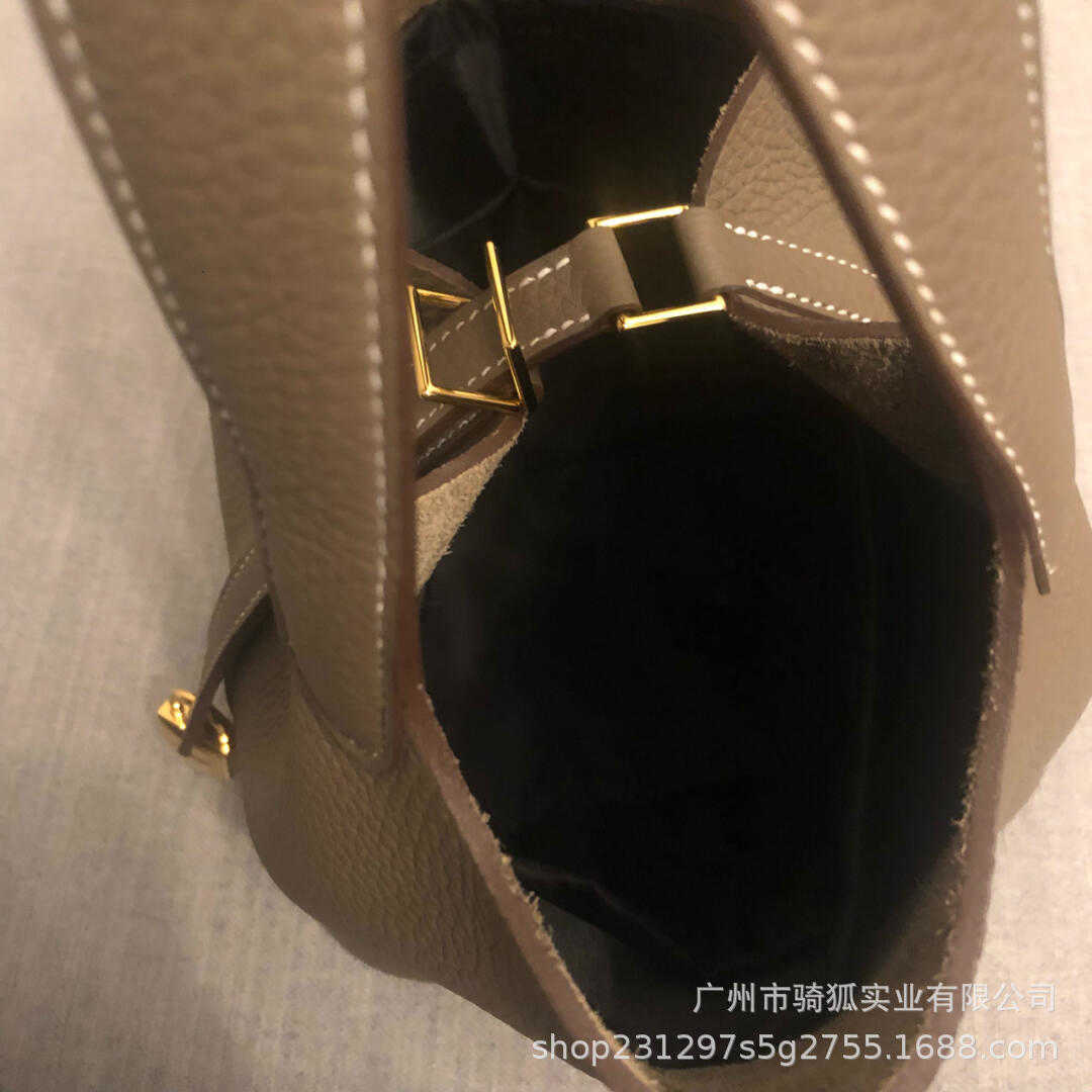 H bag Designer Original New vegetable basket bag portable bucket single shoulder mother and son top layer cowhide litchi grain leather women's, Black - topcoat leather
H bag Designer Original New vegetable basket bag portable bucket single shoulder mother and son top layer cowhide litchi grain leather women's, Black - topcoat leather