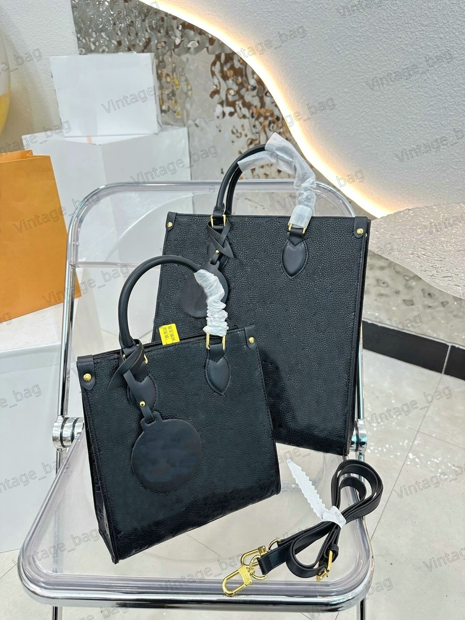 Sac Plat Handbag Women Shoulder Bag Cross Body Letter Monograms Embossed Designer Small Tote Leather Top Handles Detachable Strap Messenger Bag
Sac Plat Handbag Women Shoulder Bag Cross Body Letter Monograms Embossed Designer Small Tote Leather Top Handles Detachable Strap Messenger Bag
