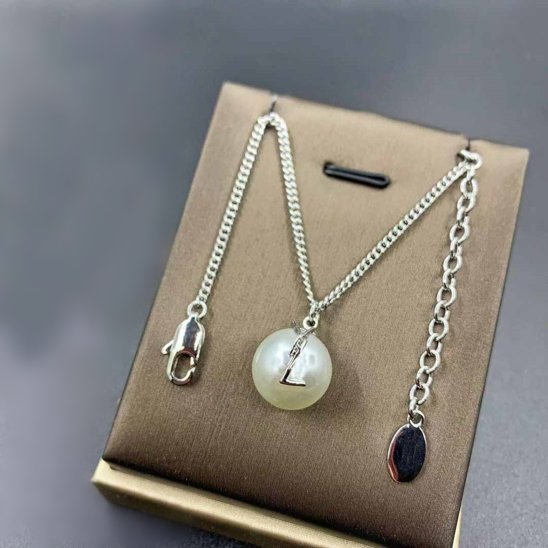 Luxury Designer Necklace Women Couple Letters Pendant Stainless Steel Fashion Gold Chain Necklace Lovers Jewelry for Neck
Luxury Designer Necklace Women Couple Letters Pendant Stainless Steel Fashion Gold Chain Necklace Lovers Jewelry for Neck