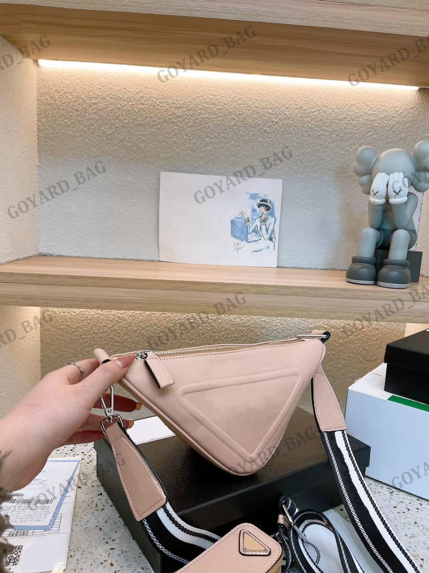 Triangle Saffiano Leather Mini Handbag Unisex Crossbody Tasche Leather Zipper Embroidered Webbing Side Metal Sign Fashion Letters Handbags Purse, Beige
Triangle Saffiano Leather Mini Handbag Unisex Crossbody Tasche Leather Zipper Embroidered Webbing Side Metal Sign Fashion Letters Handbags Purse, Beige