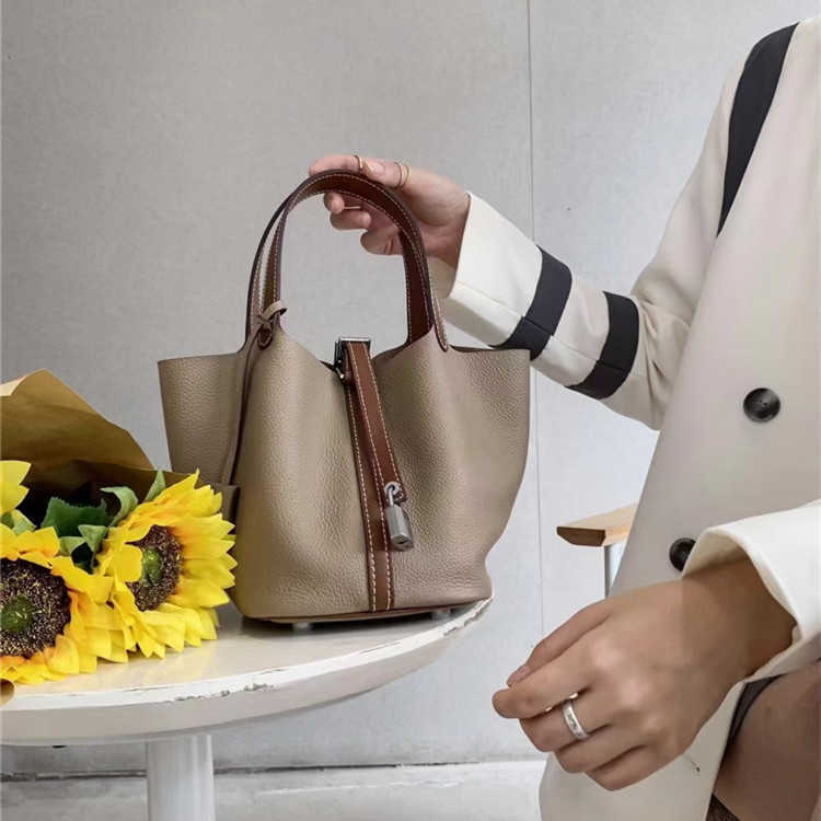 H bag Designer Original New bags in spring and summer color matching vegetable basket top layer leather hand bucket 2023 new fashion, Orange with blue
H bag Designer Original New bags in spring and summer color matching vegetable basket top layer leather hand bucket 2023 new fashion, Orange with blue