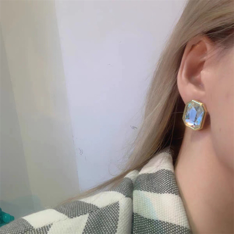 Women Fashion Charm Earrings Designers Golden Letters Flowers Ear Studs Luxurys Sparkling Diamond Pearl Jewelry For Wedding Party
Women Fashion Charm Earrings Designers Golden Letters Flowers Ear Studs Luxurys Sparkling Diamond Pearl Jewelry For Wedding Party