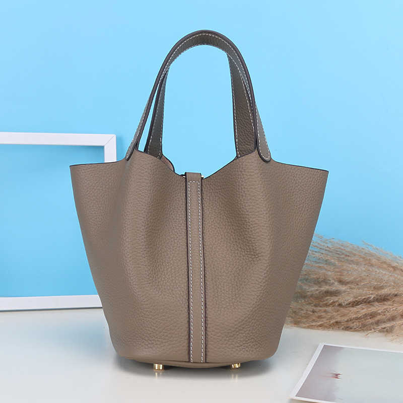 H bag Designer Original 2023 new leather basket bag fashion casual bucket top hand versatile simple women's, Elephant gray
H bag Designer Original 2023 new leather basket bag fashion casual bucket top hand versatile simple women's, Elephant gray
