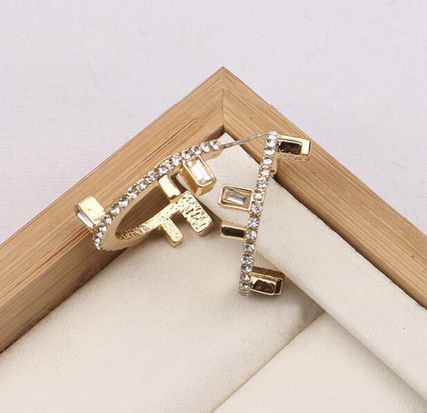 Simple Fashion Women 18K Gold Plated Designer Ear Stud Earrings Brand Designers Round Geometry Letters Crystal Rhinestone Earring Wedding Party Jewerlry 2color
Simple Fashion Women 18K Gold Plated Designer Ear Stud Earrings Brand Designers Round Geometry Letters Crystal Rhinestone Earring Wedding Party Jewerlry 2color