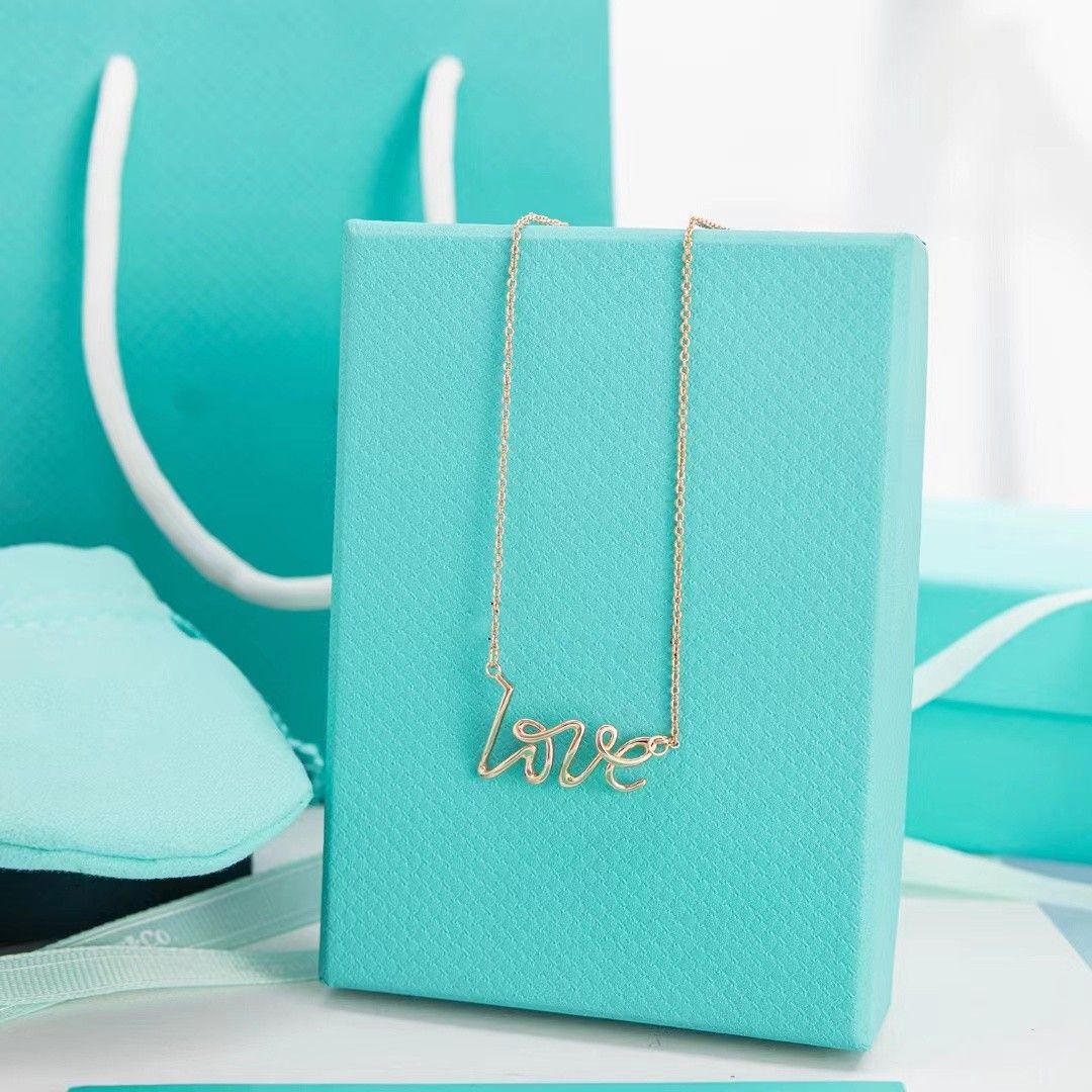 High-end love necklace luxury designer women's pendants European and American 18K gold jewelry gift factory wholesale
High-end love necklace luxury designer women's pendants European and American 18K gold jewelry gift factory wholesale