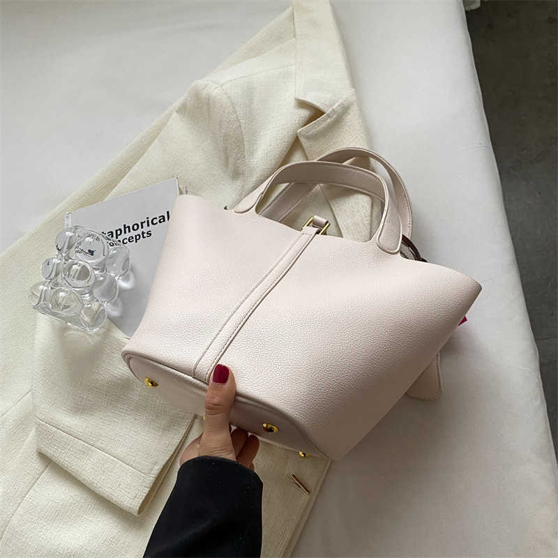 H bag Designer Original Portable bag women's 2023 new vegetable basket Korean bucket niche design versatile One Shoulder Messenger Bag, Small black
H bag Designer Original Portable bag women's 2023 new vegetable basket Korean bucket niche design versatile One Shoulder Messenger Bag, Small black