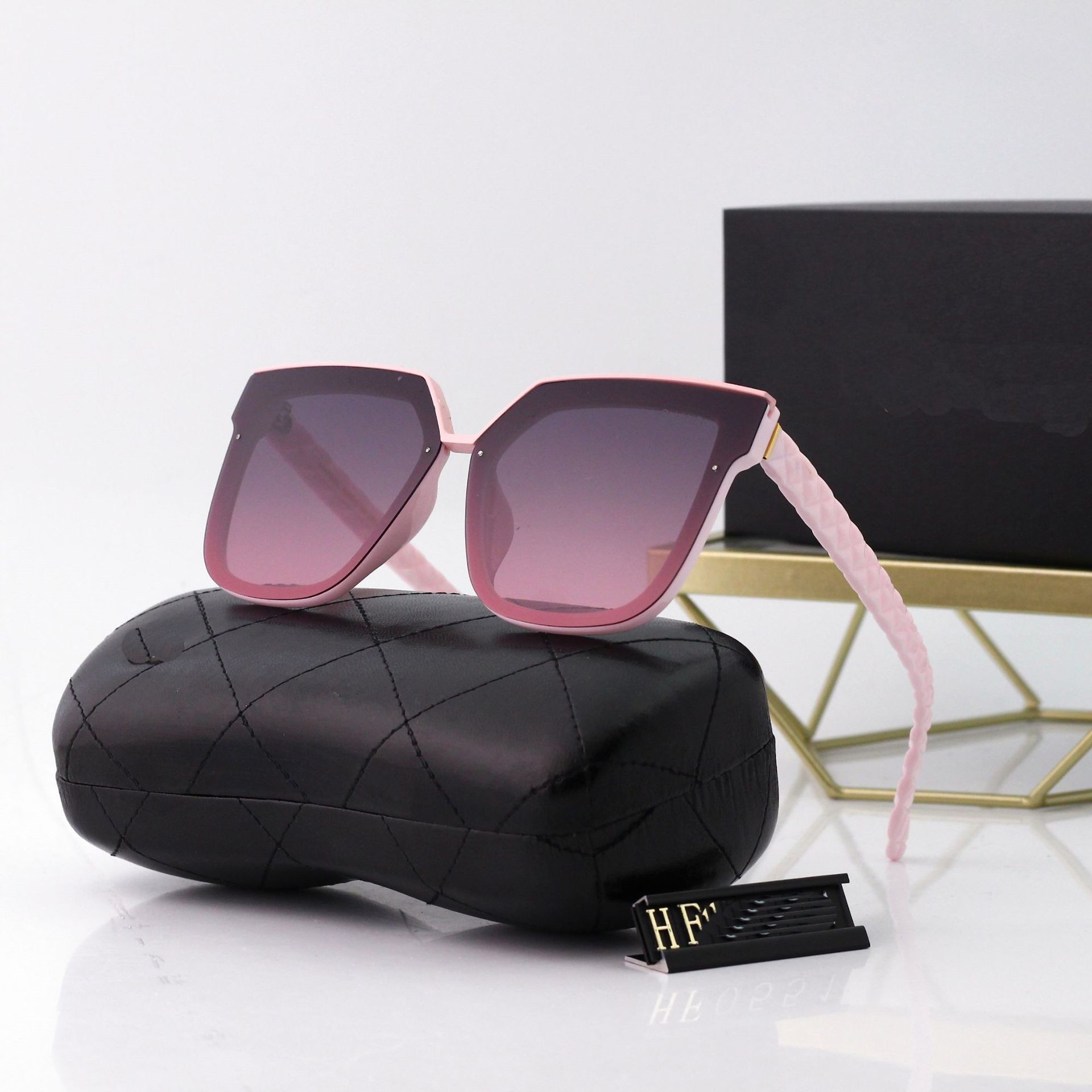 Luxury Fashion Sunglasses For Women Frame Full Letters Designer Sunglasses Mens Glasses Eyewear Made In Italy Summer Adumbral With Case
Luxury Fashion Sunglasses For Women Frame Full Letters Designer Sunglasses Mens Glasses Eyewear Made In Italy Summer Adumbral With Case