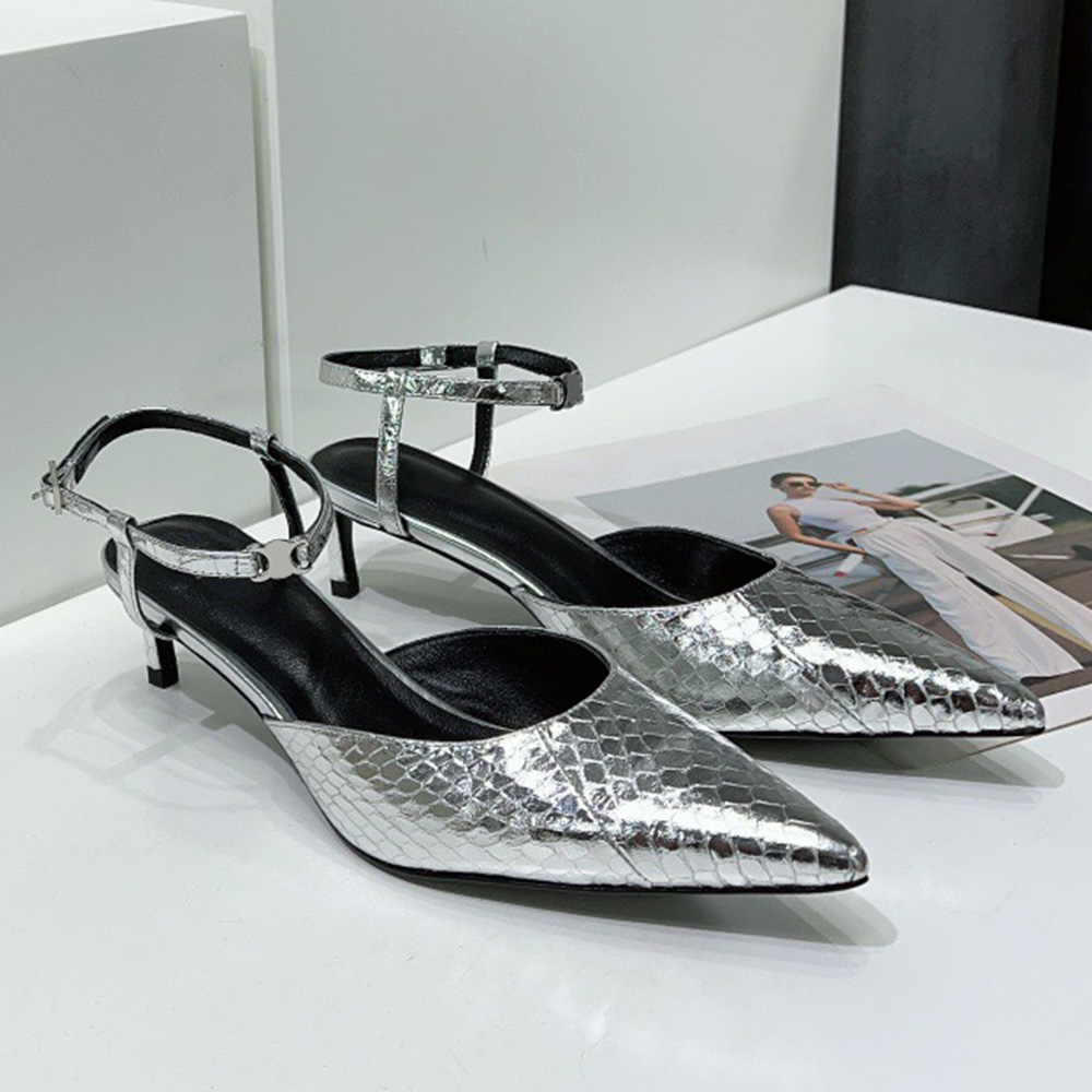 Dress Shoes KITTEN WITH STRAP TRIOMPHES IN METALLIC 3478 signature engraved on the buckle 2023s pointed white wedding shoes Elegant celebrity style party high heels
Dress Shoes KITTEN WITH STRAP TRIOMPHES IN METALLIC 3478 signature engraved on the buckle 2023s pointed white wedding shoes Elegant celebrity style party high heels