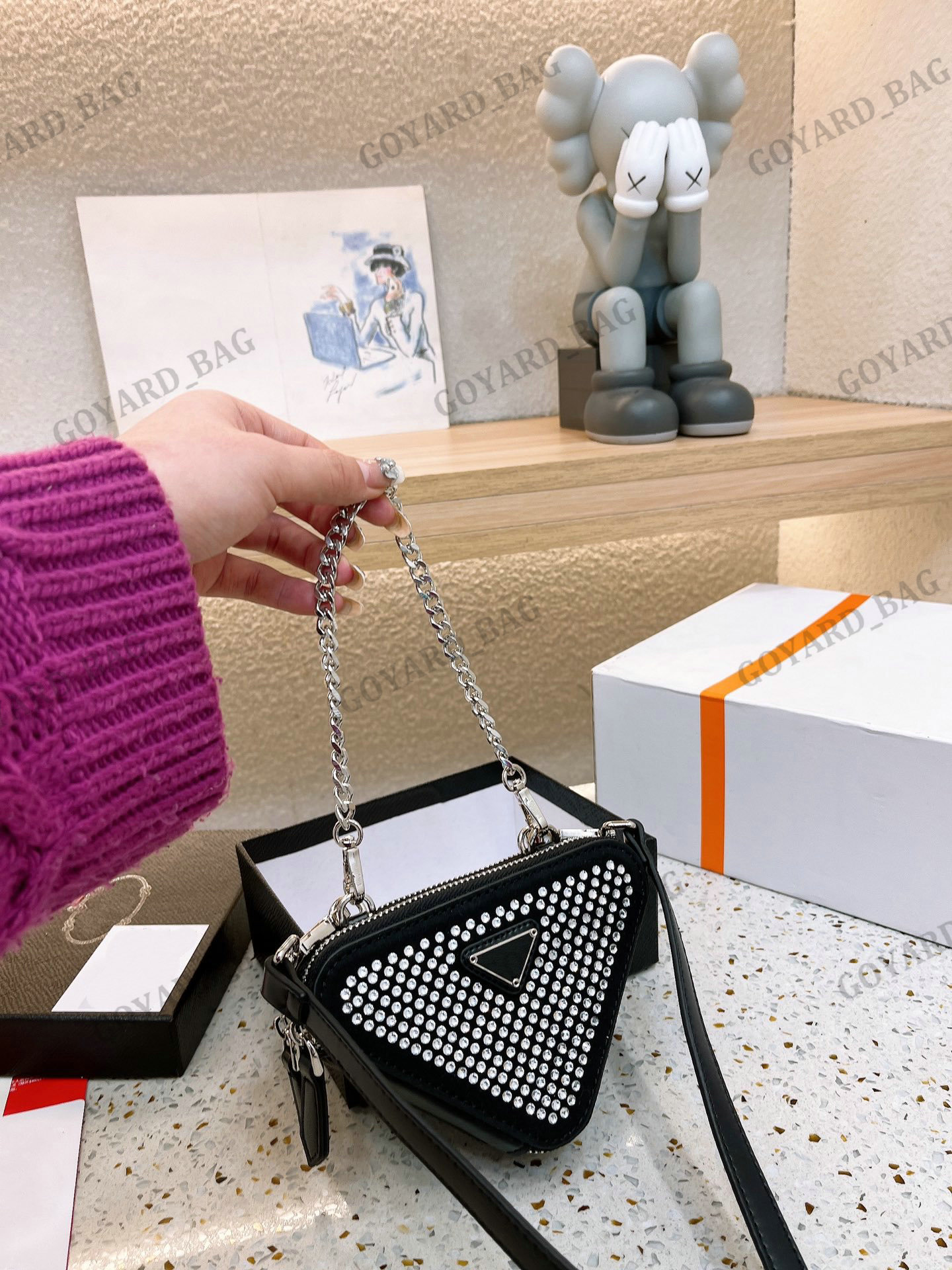 Designer Re-Edition Imitation crystal Leather Mini Hold Bag Decorative element Saffiano Women Triangle shoulder bag Crossbody bag Diamond for Woman, Gold
Designer Re-Edition Imitation crystal Leather Mini Hold Bag Decorative element Saffiano Women Triangle shoulder bag Crossbody bag Diamond for Woman, Gold