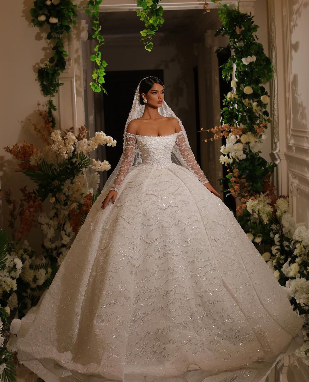 Sparkly Ball Gown Wedding Dresses Long Sleeves Bateau Sequins Appliques Beaded Lace Ruffles Diamonds 3D Lace Bridal Gowns Plus Size Custom Made Vestid