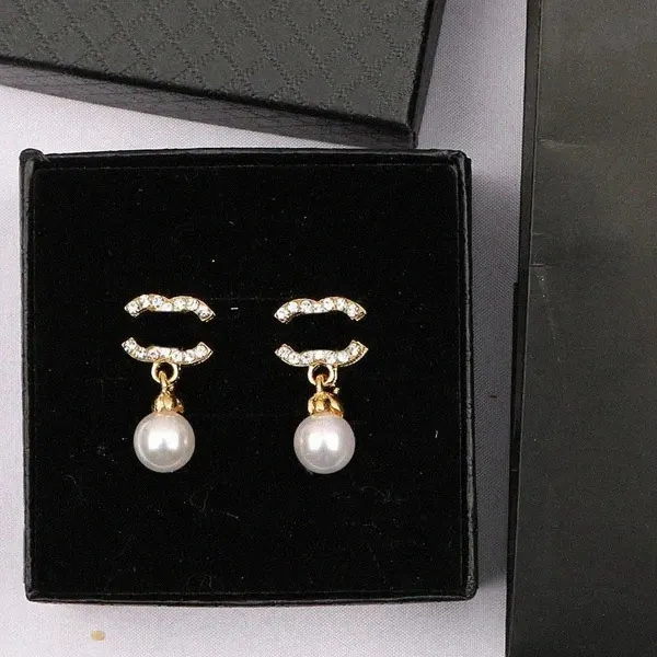 18K Gold Plated Designers Brand Channel Earrings Designer Letter Ear Stud Women Crystal Pearl Geometric Earring for Wedding Party Jewerlry Accessories
18K Gold Plated Designers Brand Channel Earrings Designer Letter Ear Stud Women Crystal Pearl Geometric Earring for Wedding Party Jewerlry Accessories