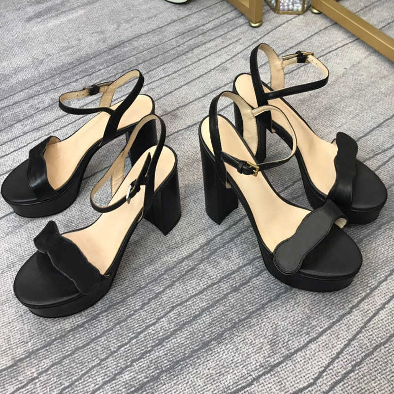 Designers Platform Womens Sandals Sexy Middle High Heels Sandal Leather Luxury Summer Wedding Party Shoe Dress Shoes Size 35-42 With Box NO261
Designers Platform Womens Sandals Sexy Middle High Heels Sandal Leather Luxury Summer Wedding Party Shoe Dress Shoes Size 35-42 With Box NO261