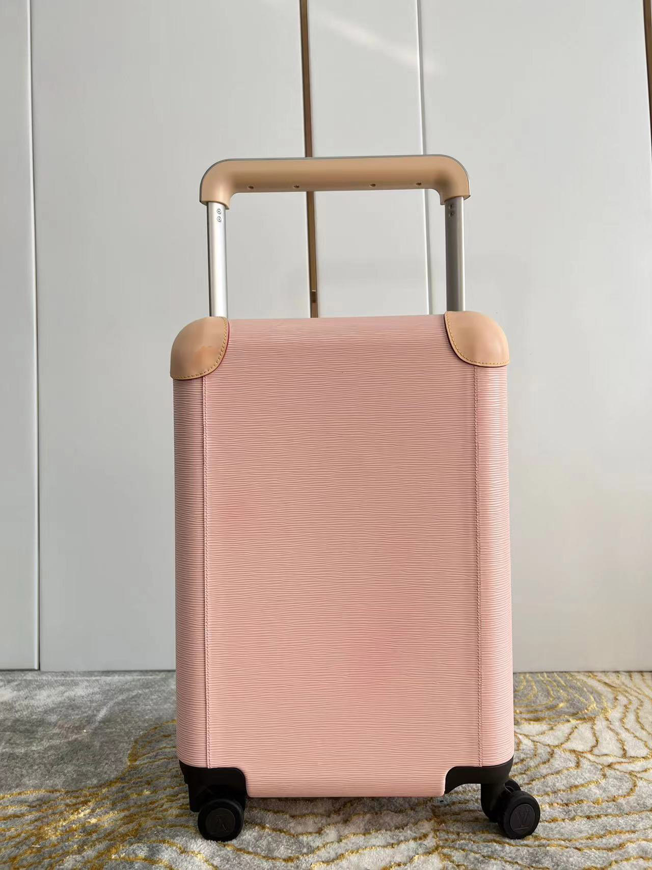 9A luxury brand Boarding box designer suitcase High-end Genuine leather pull rod box storage bag large capacity leisure travel Rolling Luggage trolley case
9A luxury brand Boarding box designer suitcase High-end Genuine leather pull rod box storage bag large capacity leisure travel Rolling Luggage trolley case