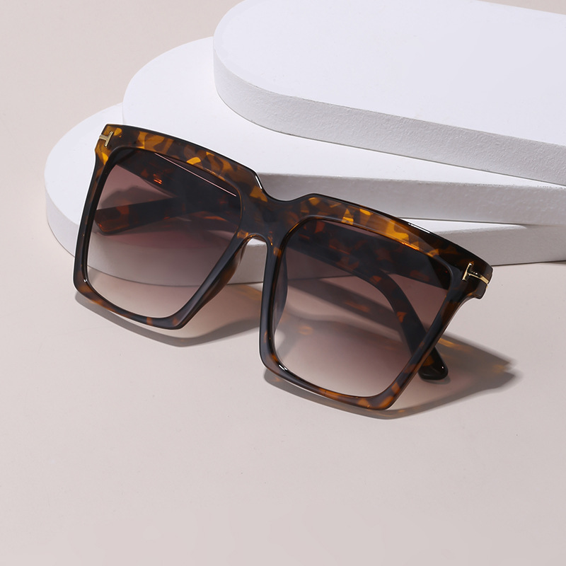 New box sunglasses TF character retro Korean version online red same sunglasses female fashion
New box sunglasses TF character retro Korean version online red same sunglasses female fashion