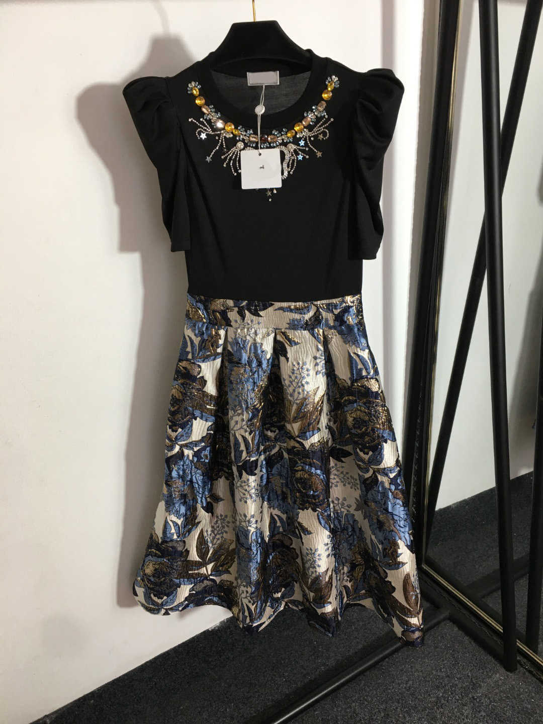 23ss Designer Brand dress Bow nail drill round neck bubble short sleeve dress Summer High quality womens clothes
23ss Designer Brand dress Bow nail drill round neck bubble short sleeve dress Summer High quality womens clothes