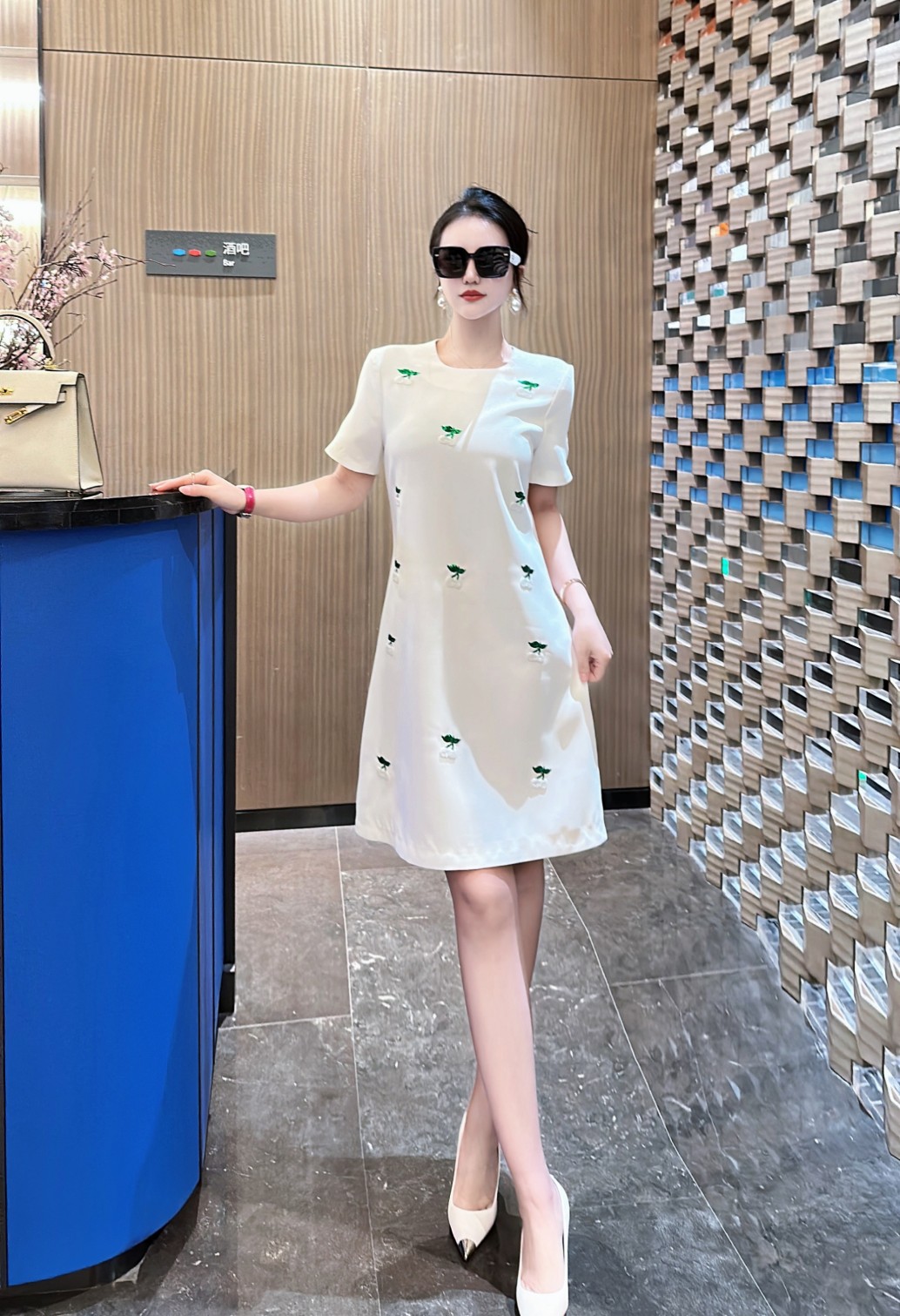 Casual Dress Dress Designer's fashion embroidery beaded flower spring and summer short sleeve loose round neck dress two-color S-XL, Black
Casual Dress Dress Designer's fashion embroidery beaded flower spring and summer short sleeve loose round neck dress two-color S-XL, Black