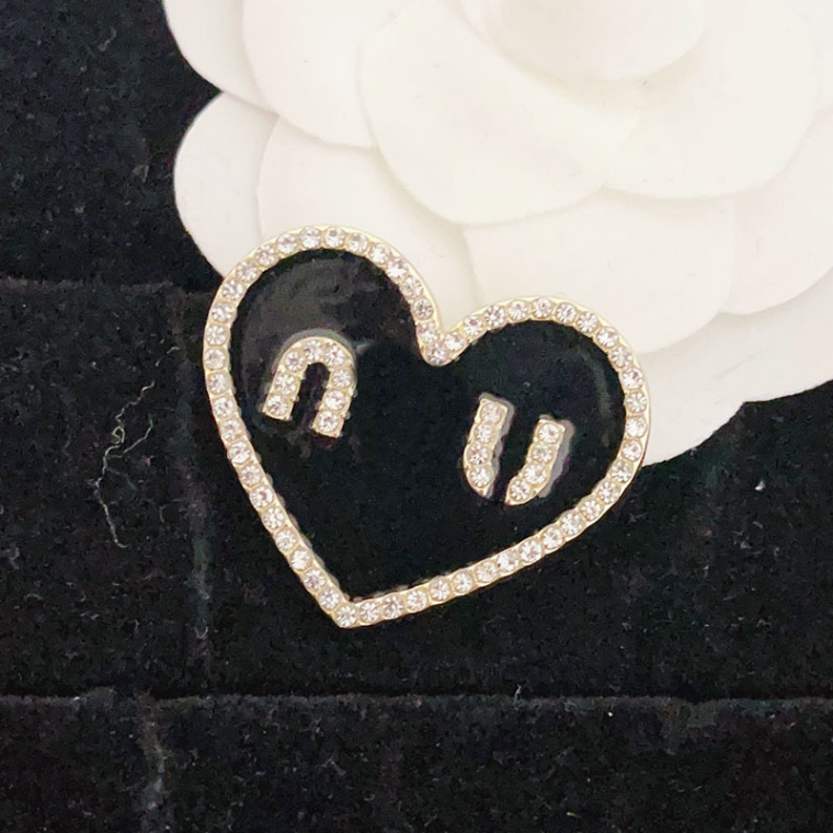 Designer Heart Black Brooch Luxury Women Love Monogram Brooch Brand Vintage Style Pins Romantic Couple Gifts Jewelry Logo Brooch 18k Gold-plated Ornament
Designer Heart Black Brooch Luxury Women Love Monogram Brooch Brand Vintage Style Pins Romantic Couple Gifts Jewelry Logo Brooch 18k Gold-plated Ornament