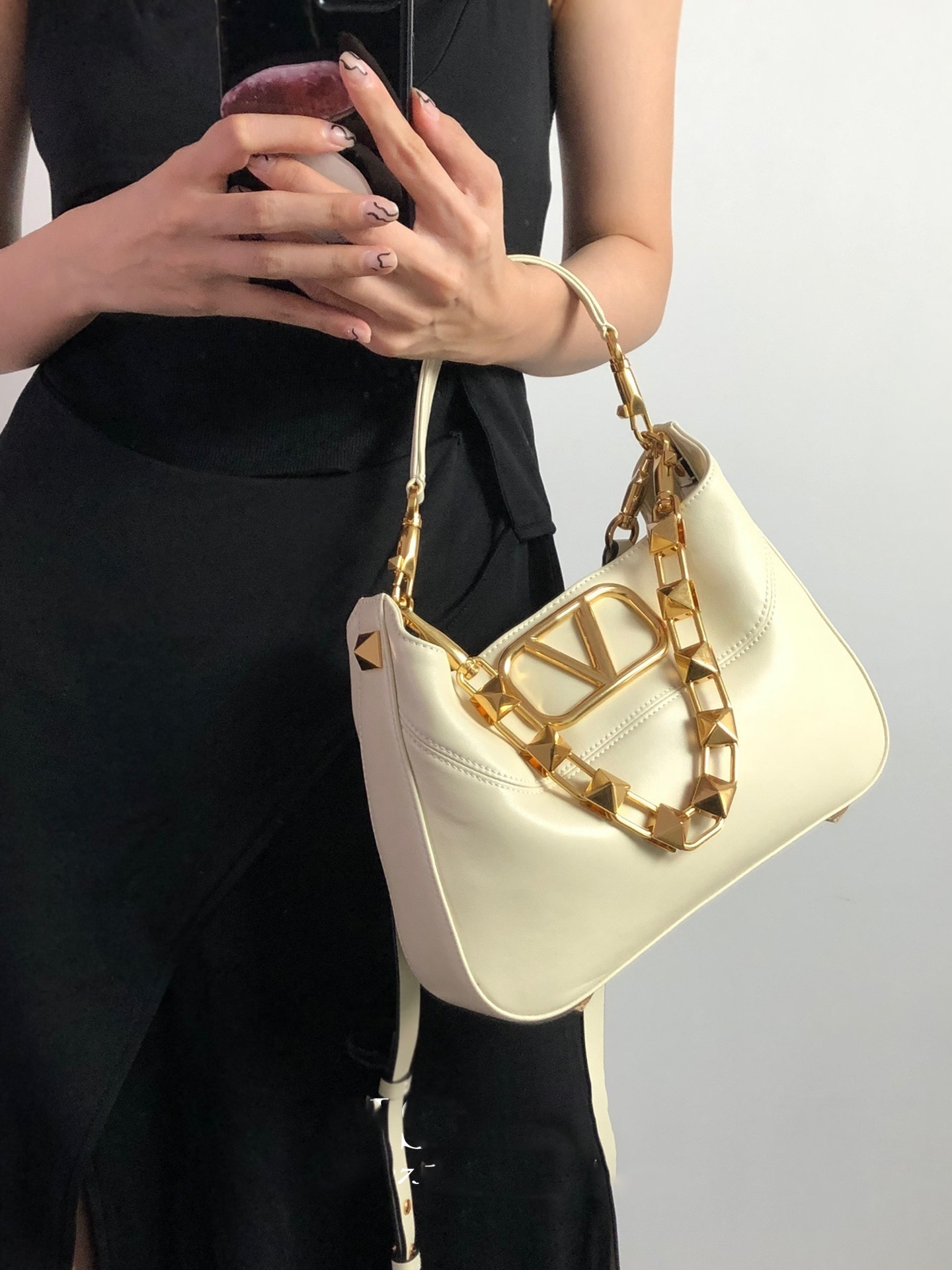 Large capacity vagrant bag shoulder bag Liuding bag luxury designer women's bag handbill shoulder bag high grade messenger bag shopping color-blocking leather bag, White
Large capacity vagrant bag shoulder bag Liuding bag luxury designer women's bag handbill shoulder bag high grade messenger bag shopping color-blocking leather bag, White