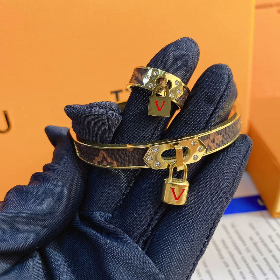 Designer Bracelet Ring Set 18 Gold-plated Ring Romantic monogram Leather Lock Bracelet Fashion Versatile Ring Multi-size Family Couple Gift Bangle With Box, S301-size9 ring
Designer Bracelet Ring Set 18 Gold-plated Ring Romantic monogram Leather Lock Bracelet Fashion Versatile Ring Multi-size Family Couple Gift Bangle With Box, S301-size9 ring