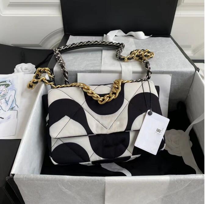 Channel 22SS new spring/summer series 19 bag rainbow printed fabric three patchwork colors
Channel 22SS new spring/summer series 19 bag rainbow printed fabric three patchwork colors