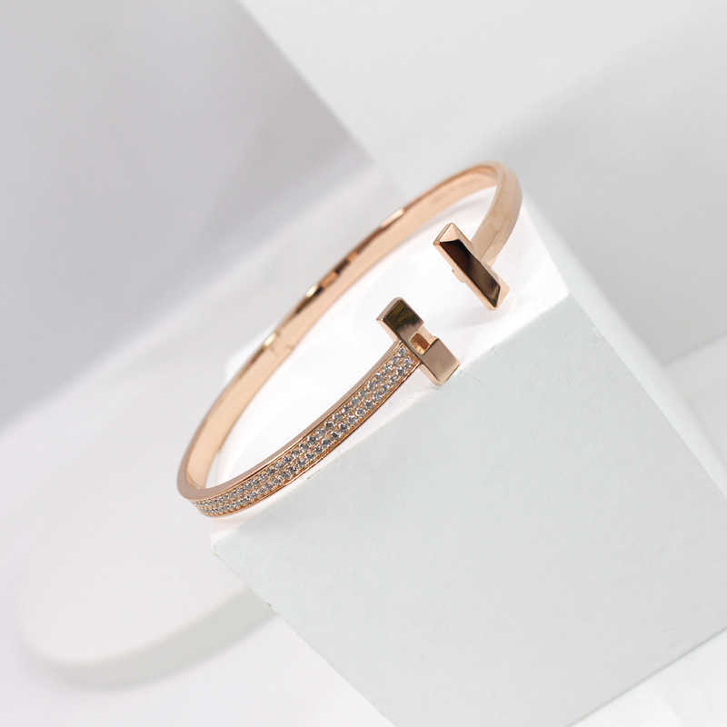 Factory designer bangle 3YY5 New Wide T1 Bracelet 925 Silver Plated Gold Snap Switch Luxury Style T-shaped Women's MYV0
Factory designer bangle 3YY5 New Wide T1 Bracelet 925 Silver Plated Gold Snap Switch Luxury Style T-shaped Women's MYV0