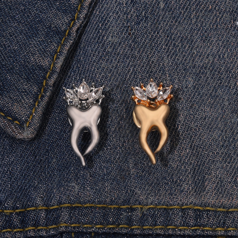 Water Drop Crystal Teeth Brooches For Scarf Clothes Cowboy Buckle Badge Decoration Alloy Silver Gold Corsage Pins
Water Drop Crystal Teeth Brooches For Scarf Clothes Cowboy Buckle Badge Decoration Alloy Silver Gold Corsage Pins