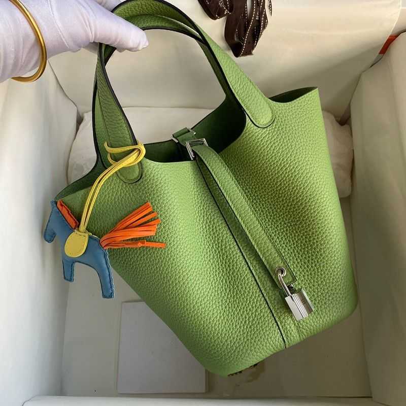 Designer Original Herms 2023 trendy pink vegetable basket handbag large capacity bucket Mommy top leather, Orange small-18cm
Designer Original Herms 2023 trendy pink vegetable basket handbag large capacity bucket Mommy top leather, Orange small-18cm