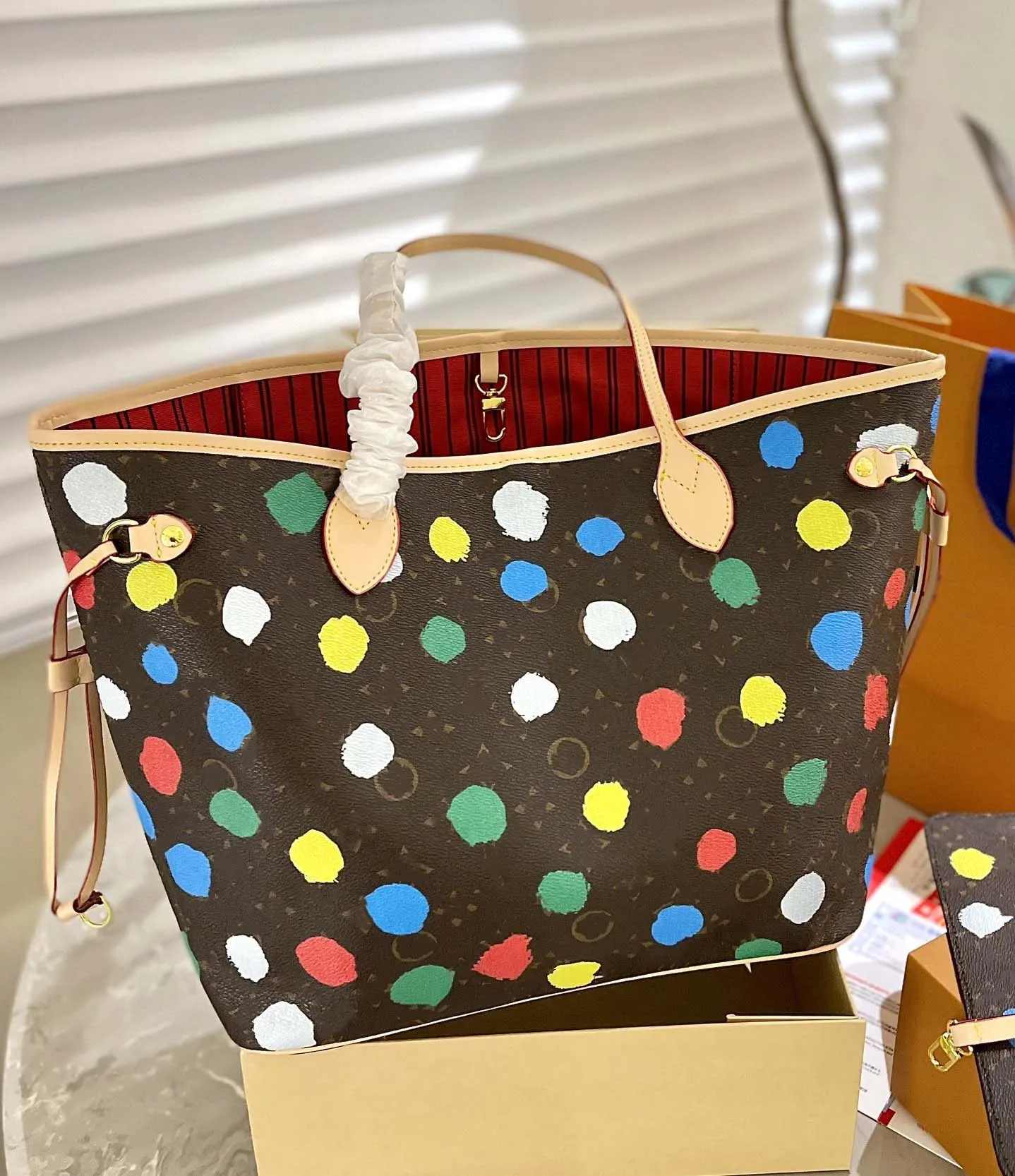 L Never Bag 23ss X Yayoi Kusama Designer Womens PAINTED DOTS Monograms Empreinte Shoulder Bag 2pcs Tote Clutch Purse Embossed Leather Handbag With Wallet M46381, Brown flower
L Never Bag 23ss X Yayoi Kusama Designer Womens PAINTED DOTS Monograms Empreinte Shoulder Bag 2pcs Tote Clutch Purse Embossed Leather Handbag With Wallet M46381, Brown flower
