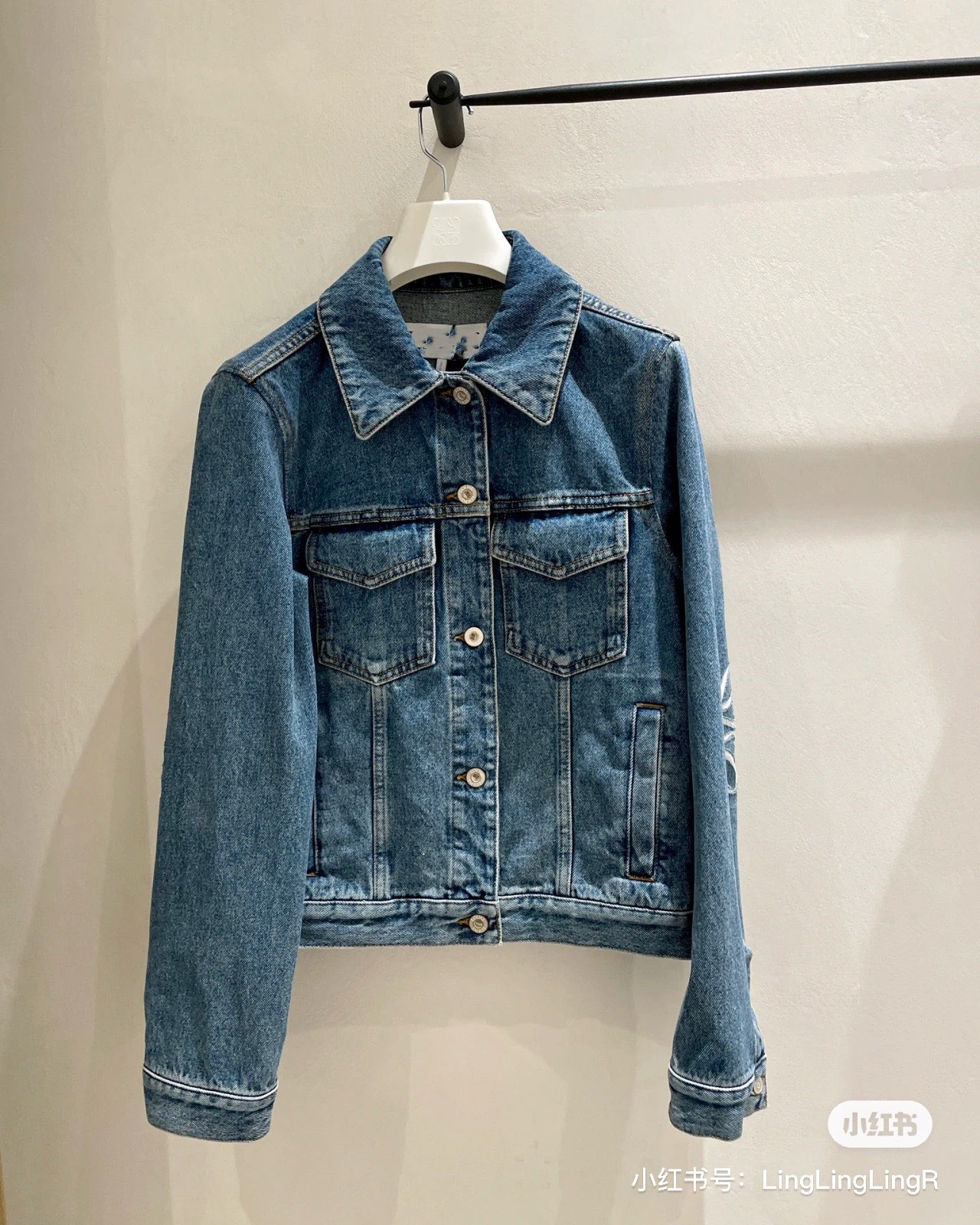 Women' Jackets European designers design the latest logo embroidered decorative silhouette denim jacket in early spring, Blue
Women' Jackets European designers design the latest logo embroidered decorative silhouette denim jacket in early spring, Blue