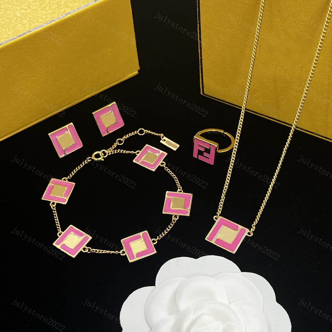 Fashion Gold Necklace Designer Earrings for Women Love Bracelet Jewelry Set Pink Stud Earrings F Chain Link Ladies and Engagement with Box
Fashion Gold Necklace Designer Earrings for Women Love Bracelet Jewelry Set Pink Stud Earrings F Chain Link Ladies and Engagement with Box