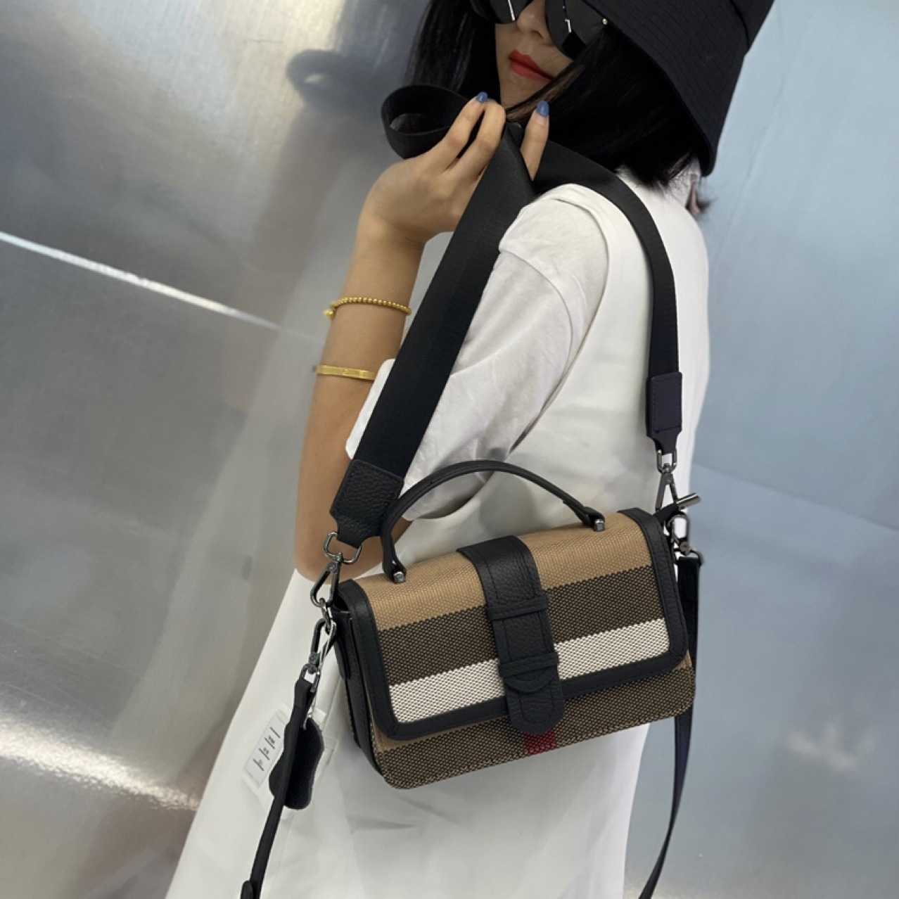 Burbrerys Shoulder crossbody bags luxury re edition canvas handbag totes purses designer woman handbags Burbrery Onthego luxurys designers bag PEQT, White7
Burbrerys Shoulder crossbody bags luxury re edition canvas handbag totes purses designer woman handbags Burbrery Onthego luxurys designers bag PEQT, White7
