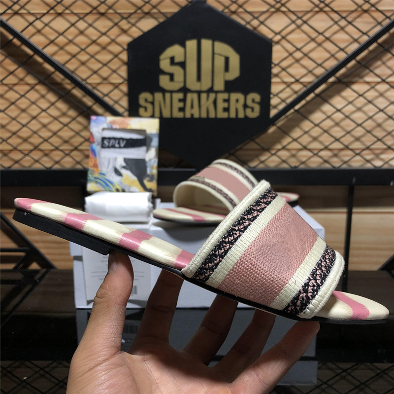 2023 Designer embroidery slipper for woman summer outdoor Non-Slip sandal sliders fashion multicolor patchwork ladys beach Plate-forme slide luxury shoes, Color 47
2023 Designer embroidery slipper for woman summer outdoor Non-Slip sandal sliders fashion multicolor patchwork ladys beach Plate-forme slide luxury shoes, Color 47