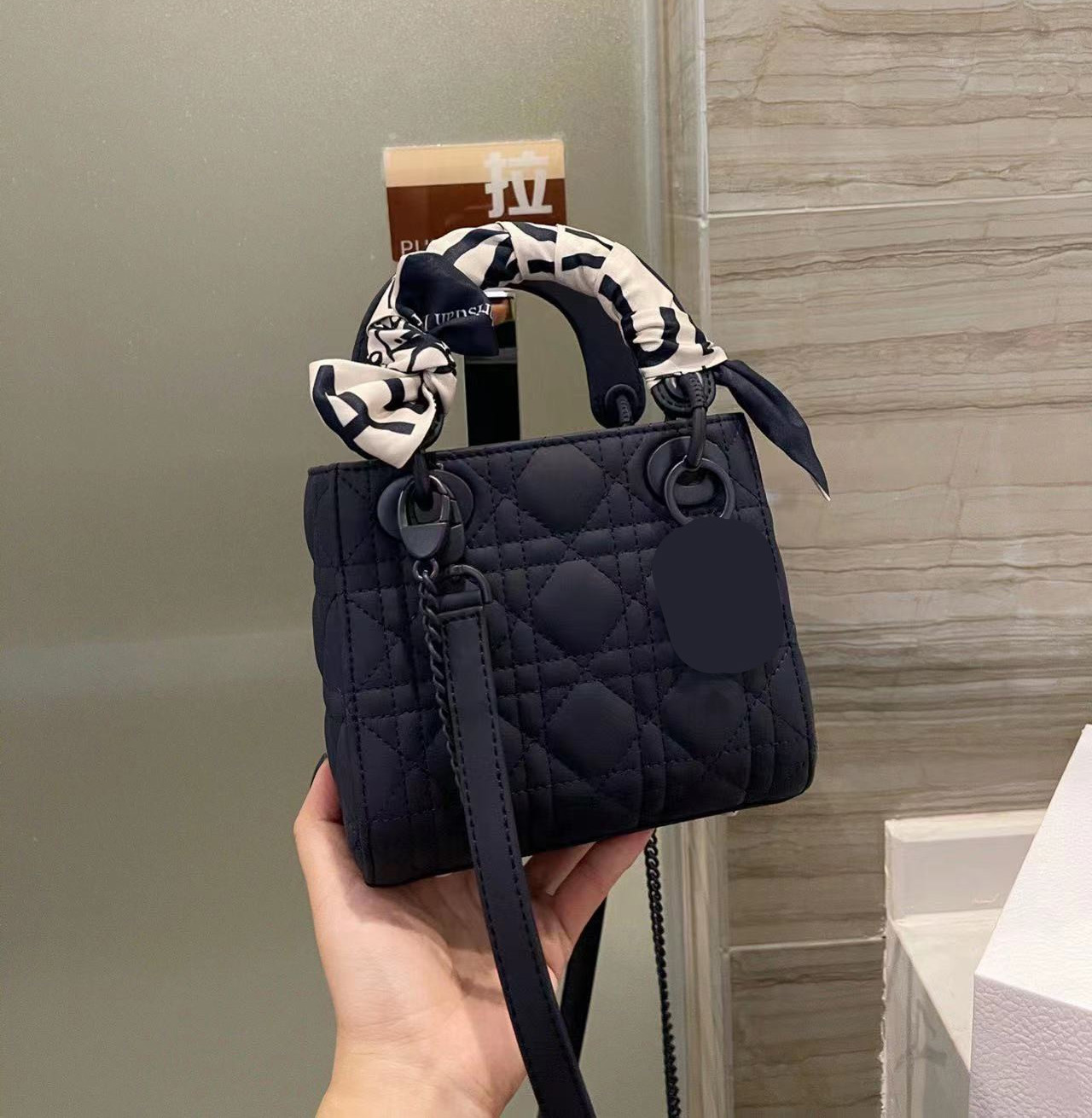 Big-name designer women's one-shoulder chain messenger bag 2021 vintage full-matching flip PU leather letters women's party handbag wide belt bag, 17cm beige
Big-name designer women's one-shoulder chain messenger bag 2021 vintage full-matching flip PU leather letters women's party handbag wide belt bag, 17cm beige