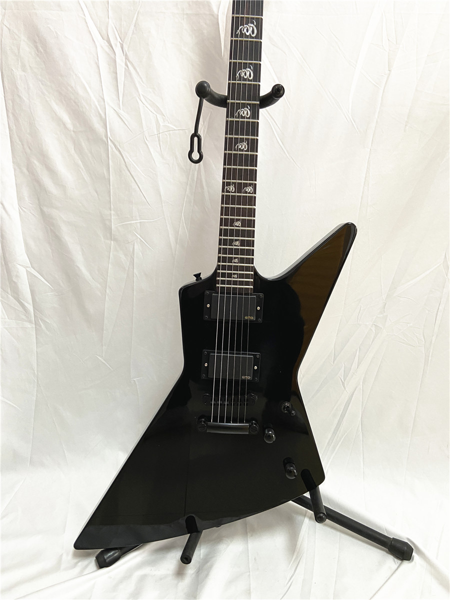 Rare James Hetfield Black Electric Guitar with Snake Symbol Inlaid Fixed Bridge Closed Pickup
Rare James Hetfield Black Electric Guitar with Snake Symbol Inlaid Fixed Bridge Closed Pickup