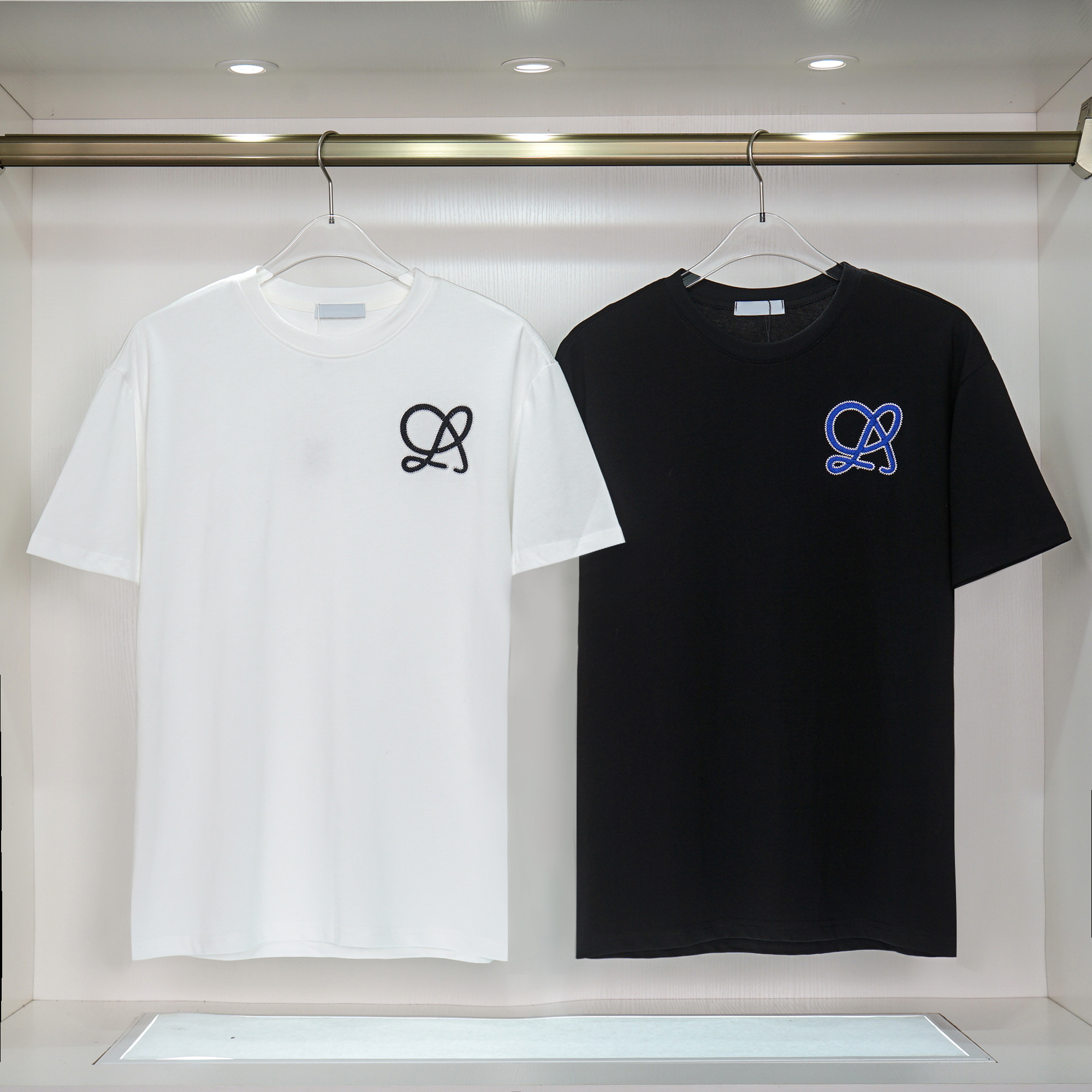 Men's T shirt Spanish luxury brand Luo Yiwei embroidery logo high quality cotton men's and women's black and white Tees size M-3XL
Men's T shirt Spanish luxury brand Luo Yiwei embroidery logo high quality cotton men's and women's black and white Tees size M-3XL