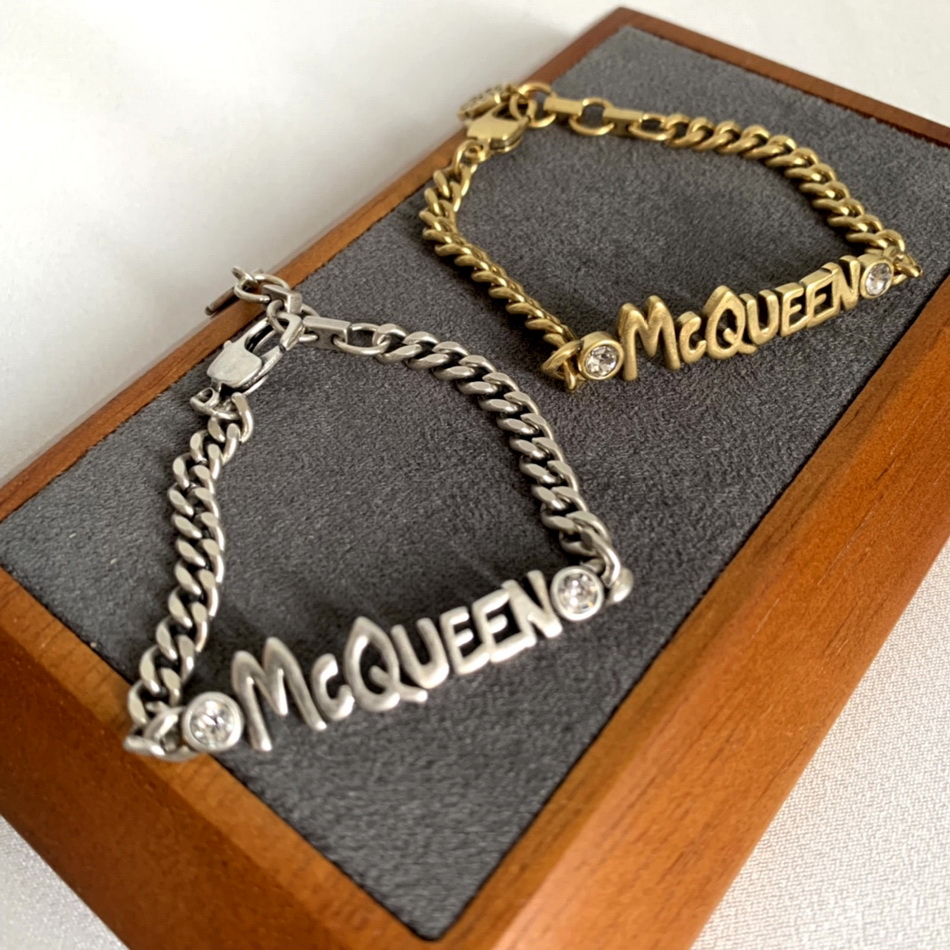 Hiphop Rock Thick Chain Charm Punk Stud Bracelet in Antique BLACK Skull Pendant Bangle Men Women Couple Gold Bracelets Designer Jewelry MCQB0020
Hiphop Rock Thick Chain Charm Punk Stud Bracelet in Antique BLACK Skull Pendant Bangle Men Women Couple Gold Bracelets Designer Jewelry MCQB0020